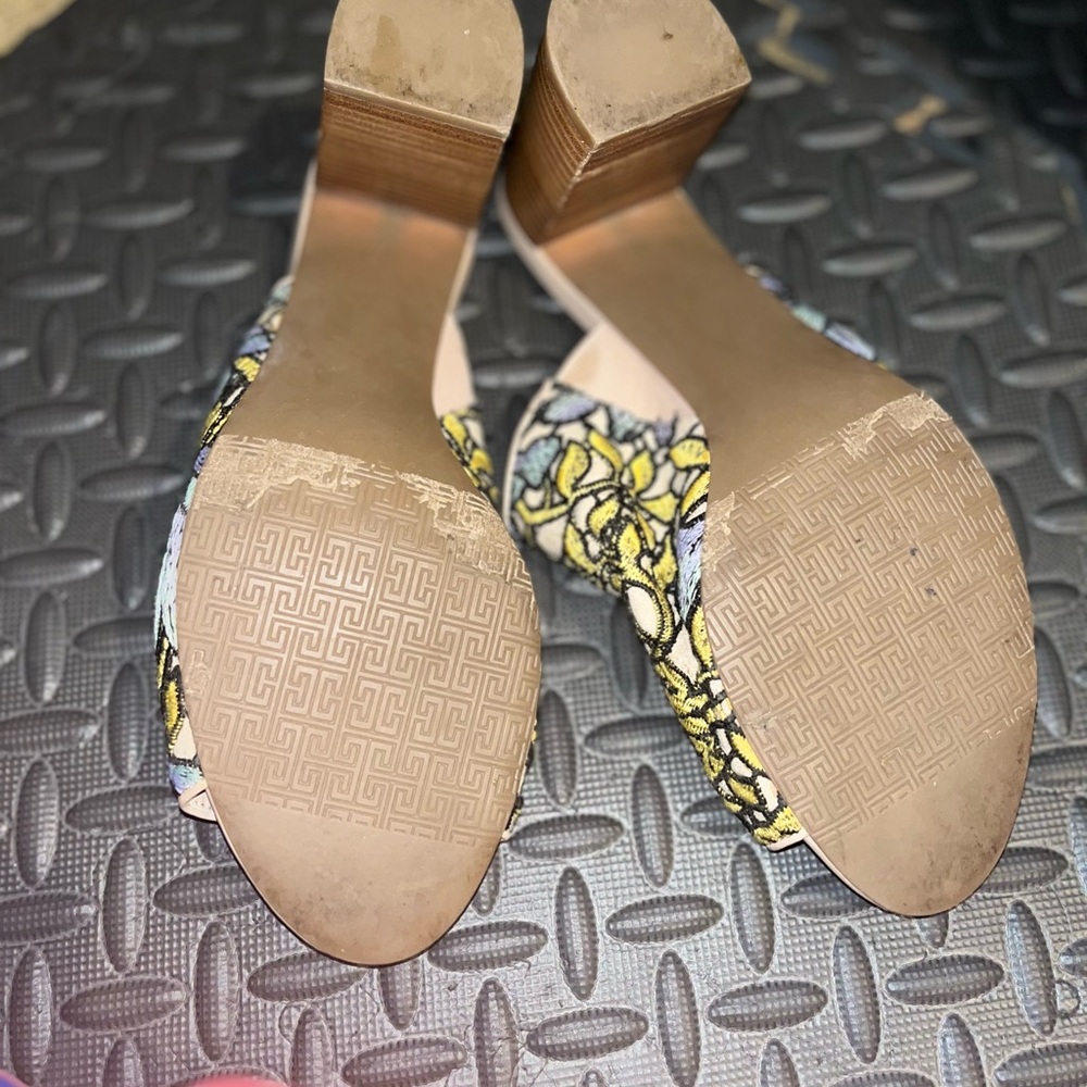 Beautiful Embroidered slides - Picture 9 of 13